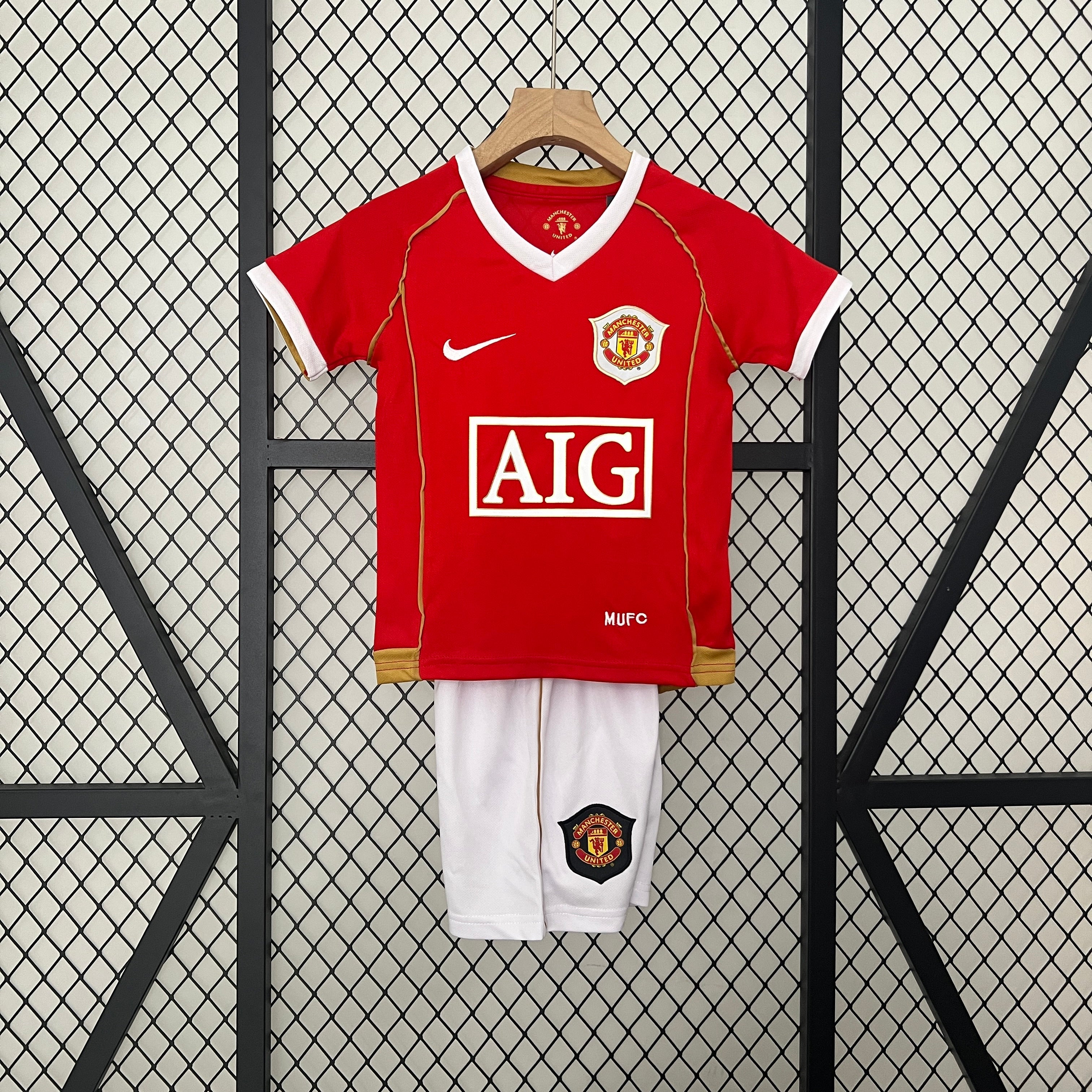 MANCHESTER UNITED 06/07 HOME KIT